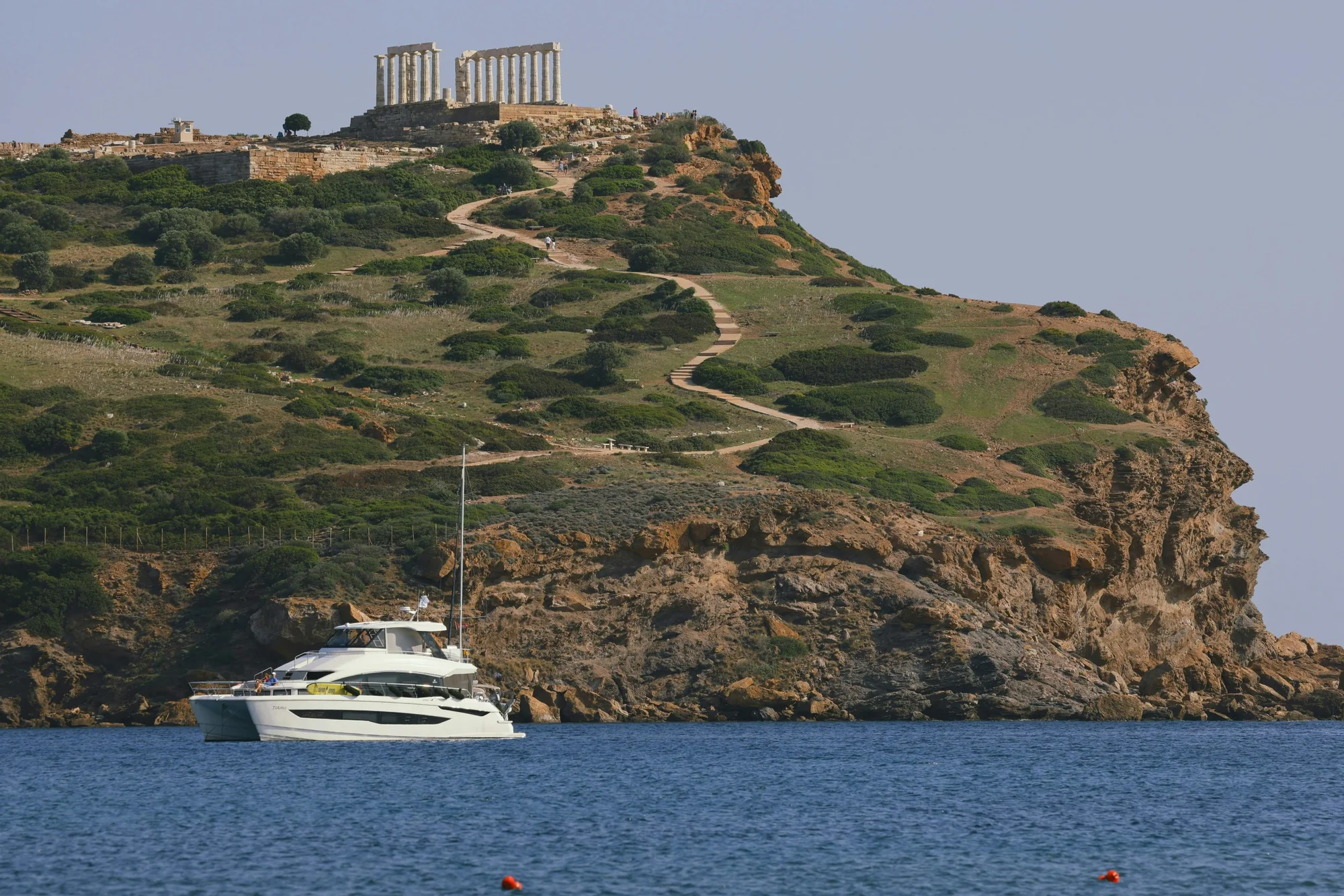 Un yacht au pied du cap Sounion